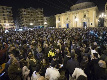 Miles de personas han condenado en la plaza de la Virgen los atentados de Par&iacute;s.