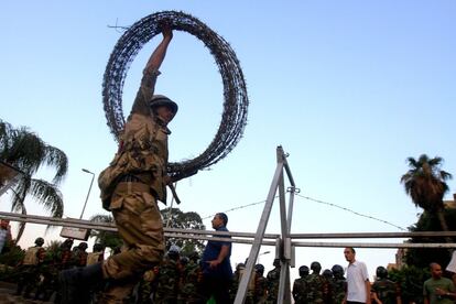 Fuerzas militares rodean a los partidarios del líder islamista Mohamed Morsi en la ciudad de Nasser (Egipto), 3 de julio de 2013. Al menos 18 personas murieron y otras 619 resultaron heridas en las últimas horas en choques entre partidarios y opositores del presidente egipcio, Mohamed Mursi, en distintas provincias de Egipto, informó el ministerio egipcio de Sanidad.