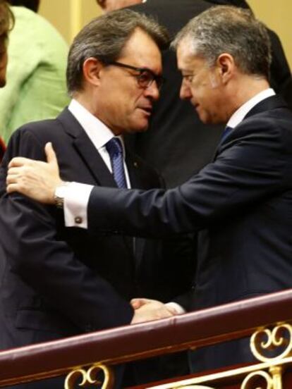 Mas y Urkullu en la proclamación del Rey.
