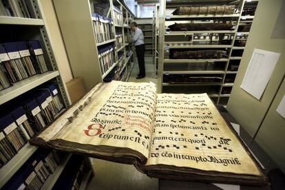 A baroque songbook in the National Library. In the background, the director of the department, Jos&eacute; Carlos Gos&aacute;lvez.