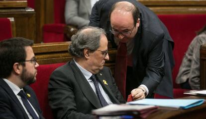 El socialista Miquel Iceta conversa con Quim Torra, ante la mirada de Pere Aragonés, en el hemiciclo.