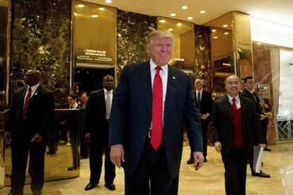 Trump, el martes, habla con periodistas en Nueva York