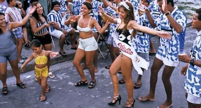 Una reina de la belleza de Manaos, de 18 años, baila en la calle con los aficionados para celebrar la victoria de su equipo en un campeonato amateur estatal, en 1997.
