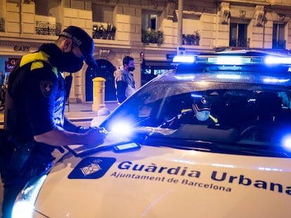 Una patrulla de la Guardia Urbana de Barcelona, en una fotografía de archivo.