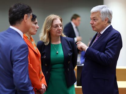 El comisario de Justicia, Didier Reynders (derecha), conversa con el secretario de Estado portugués de Asuntos Europeos, Tiago Antunes, la ministra de Exteriores de Bélgica, Hadja Lahbib, y la secretaria de Estado para Europa de Rumania, Daniela Gitman, en el Consejo Europeo, este miércoles.