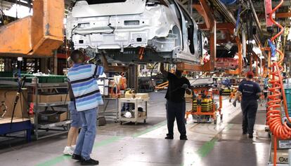 Un grupo de trabajadores en una planta de producción de General Motors en Detroit (Michigan).