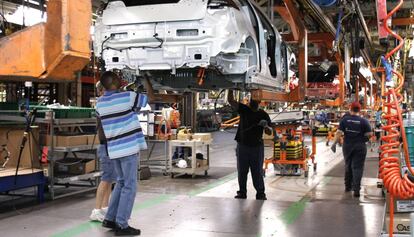 Un grupo de trabajadores en una planta de producci&oacute;n de General Motors en Detroit (Michigan).