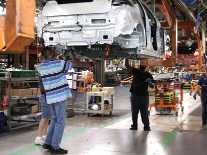 Un grupo de trabajadores en una planta de producci&oacute;n de General Motors en Detroit (Michigan).