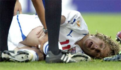 Nedved, dolorido, se agarra la rodilla tras caer lesionado en una jugada con el jugador griego Karagounis.