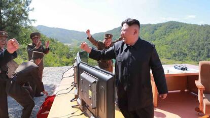 Kim Jong-un celebra o lançamento do míssil Hwasong-14.