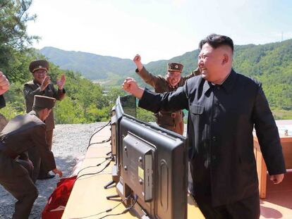 Kim Jong-un celebra o lan&ccedil;amento do m&iacute;ssil Hwasong-14.