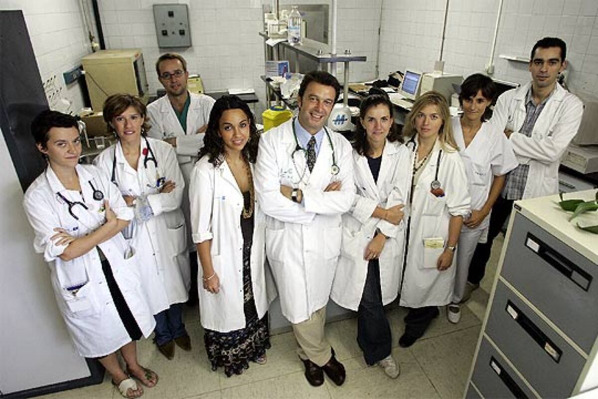 El doctor José Sabán Ruiz con su equipo | Sociedad | EL PAÍS