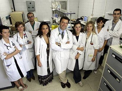 El doctor José Sabán Ruiz, en el centro, con su equipo en la Unidad de Patología Endotelial.