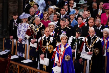El príncipe Enrique (el segundo por la derecha en la tercera fila) se ha sentado en la coronación entre el marido de su prima Eugenia, Jack Brooksbank, y la princesa Alejandra, prima de la difunta reina Isabel II.