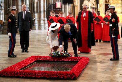 El presidente de los EE UU, Donald Trump, y la primera dama, Melania Trump, durante la ofrenda floral en la tumba al soldado desconocido en la abadía de Westminster.