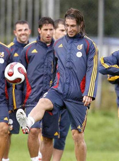 Sergio Ramos se entrena ante Capdevilla, Casillas y Marchena.