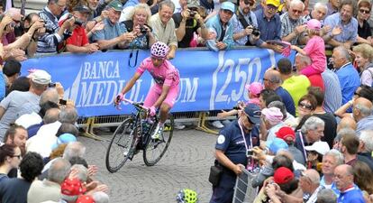 Nairo Quintana al comienzo de la 18&ordf; etapa del Giro.