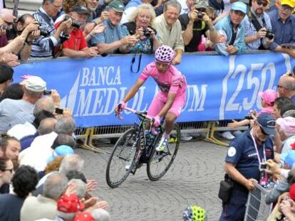 Nairo Quintana al comienzo de la 18&ordf; etapa del Giro.