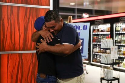 Abisai Montes Marroquín, de 11 años, se encuentra con su padre, Edward Montes López, por primera vez desde que era un bebé, en el Aeropuerto Internacional Louis Armstrong de Nueva Orleans en Louisiana (EE UU).