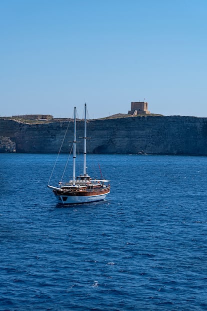 La isla de Comino vista desde el mar.