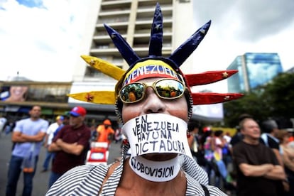 Un opositor de Hugo Chávez se manifiesta en Caracas.
