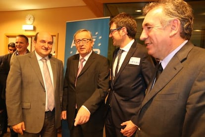 Ortuzar, primero a la izquierda, junto a Juncker y Urtaran en el congreso del PDE.