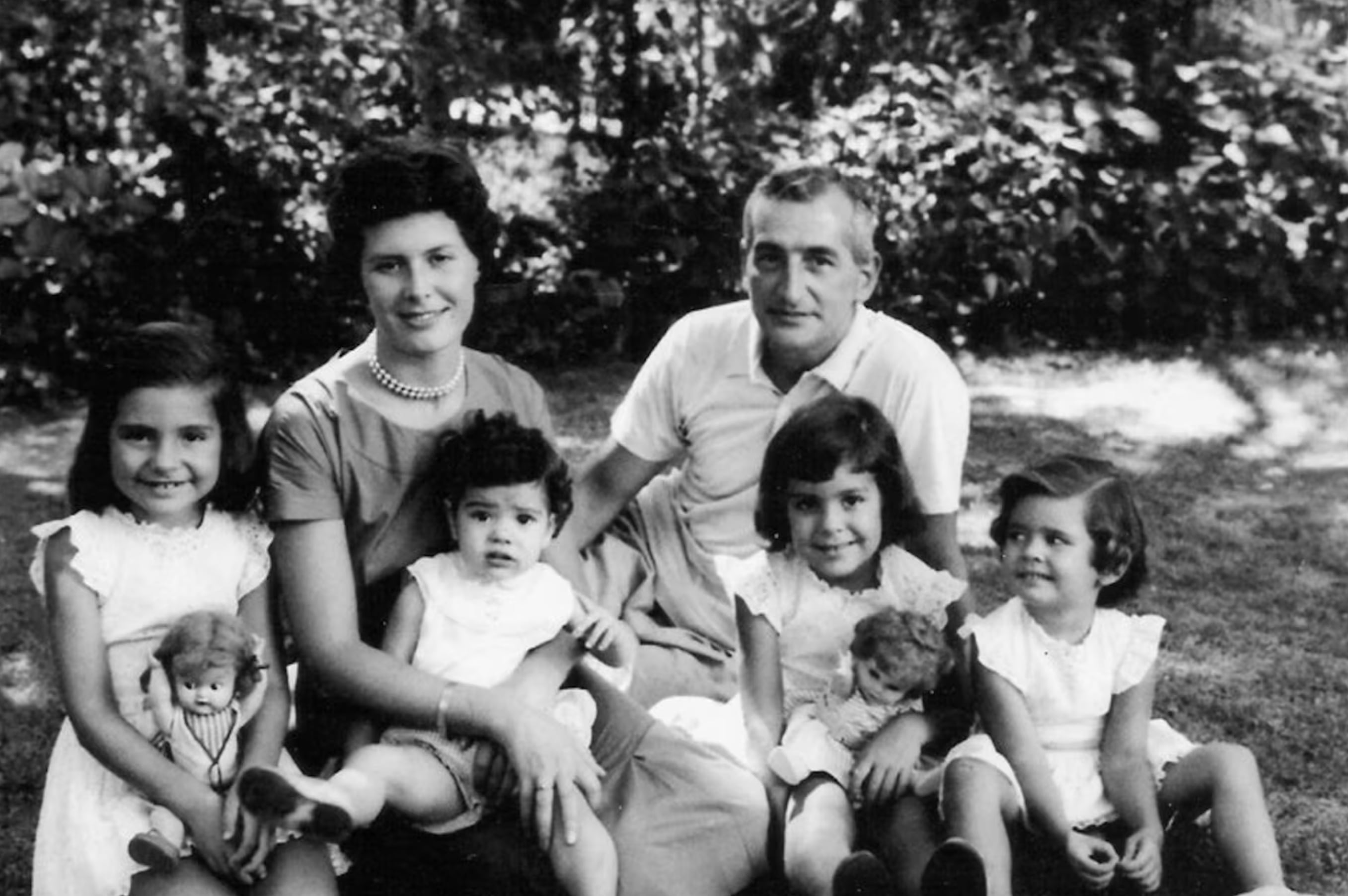 Héctor Germán Oesterheld posa con su esposa Elsa Sánchez y sus cuatro hijas en su casa de Béccar.