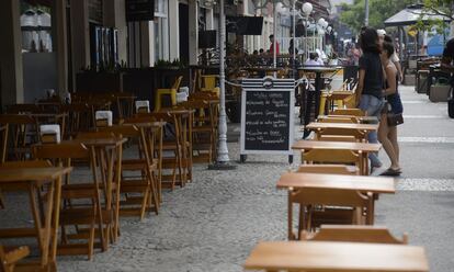 Bares y restaurantes vacíos en Río de Janeiro, Brasil.