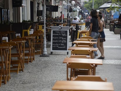 Bares y restaurantes vacíos en Río de Janeiro, Brasil.