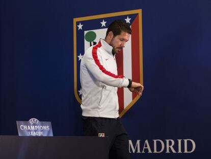 Simeone mira su reloj al acabar la rueda prensa.