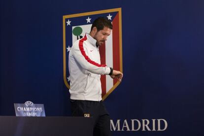 Simeone mira su reloj al acabar la rueda prensa.