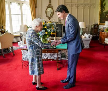 La reina Isabel II recibe al primer ministro de Canadá, Justin Trudeau, en el primer acto presencial de la monarca tras pasar la covid-19, en Windsor, el 7 de marzo de 2022.