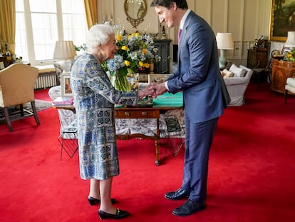 La reina Isabel II recibe al primer ministro de Canadá, Justin Trudeau, en el primer acto presencial de la monarca tras pasar la covid-19, en Windsor, el 7 de marzo de 2022.