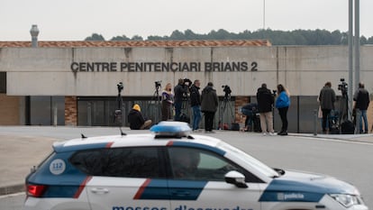 Un grupo de periodistas frente al centro penitenciario Brians II, a 21 de febrero de 2023, en San Esteban Sasroviras, (Barcelona).