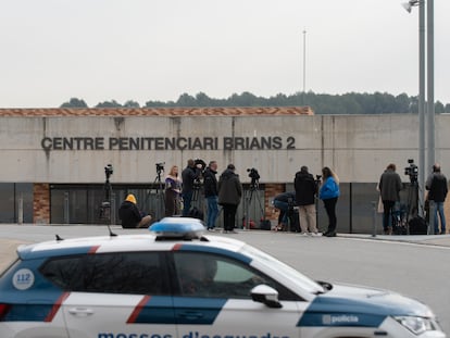 Un grupo de periodistas frente al centro penitenciario Brians II, a 21 de febrero de 2023, en San Esteban Sasroviras, (Barcelona).