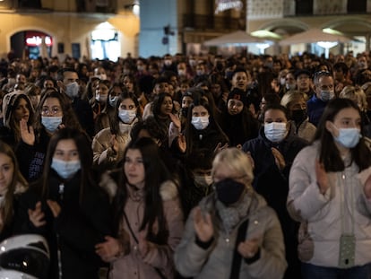 Centenares de personas han llenado la plaza del Ayuntamiento de Igualada contra la agresión sexual de una joven la madrugada del lunes.