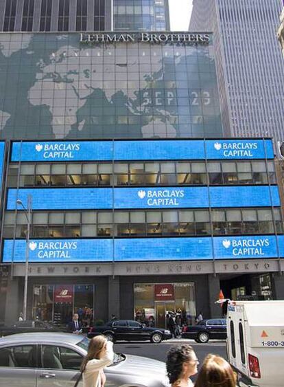 Los carteles de Barclays aparecieron ayer, por primera vez, en la sede de Lehman Brothers en Times Square (Nueva York).