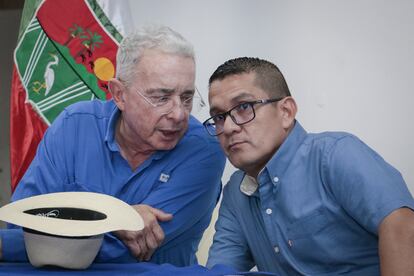 Álvaro Uribe y Manuel Pérez durante las campañas electorales en Colombia