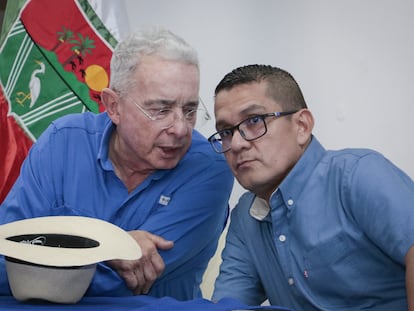 Álvaro Uribe y Manuel Pérez, durante un evento de campaña en Arauca, el pasado 24 de octubre.