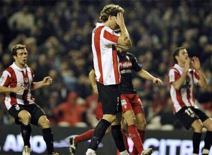 Fernando Llorente se lamenta tras fallar un penalti.