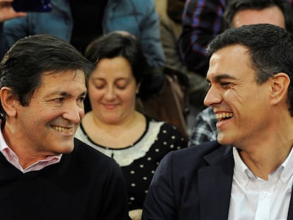 Javier Fernández, junto a Pedro Sánchez.