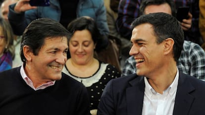 Javier Fernández, junto a Pedro Sánchez.