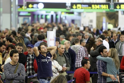 Aglomeracin de pasajeros en Barajas tras la suspensin de los vuelos causada por el plante de los controladores areos.