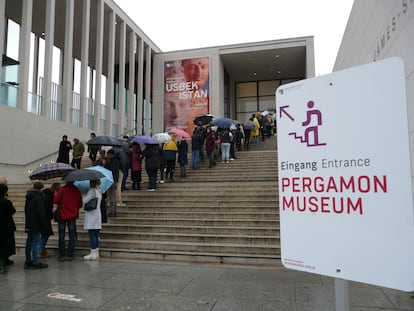 Colas a la entrada al museo de Pérgamo a través de la Galería James Simon, el viernes 20 de octubre.