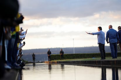 Bolsonaro cumprimenta seus apoiadores em frente ao Alvorada no último domingo.