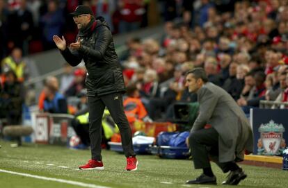 El entrenador del Liverpool, Jurgen Klopp, aplaude a su equipo ante el entrenador del Barcelona, Ernesto Valverde.