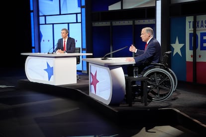 Beto O'Rourke, a la izquierda, y el gobernador Greg Abbott, derecha, en un momento del debate celebrado en la zona del Valle del Río Grande.