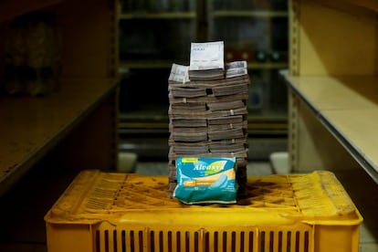 La situación económica actual dificulta el acceso a productos de primera necesidad. Un paquete de compresas junto a 3.500.000 bolívares, su precio equivalente a 0,53 dólares en un mercado de Caracas. Compresas, pañales y medicinas son las principales peticiones de los venezolanos que tienen familia en el exterior.