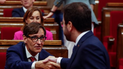 El presidente de la Generalitat en funciones, Pere Aragonès saluda al líder del PSC, Salvador Illa, en el Parlament catalán.