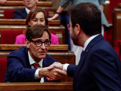 El presidente de la Generalitat en funciones, Pere Aragonès (d) saluda al líder del PSC, Salvador Illa (i) en el inicio del pleno de constitución del nuevo Parlament el pasado 10 de mayo.